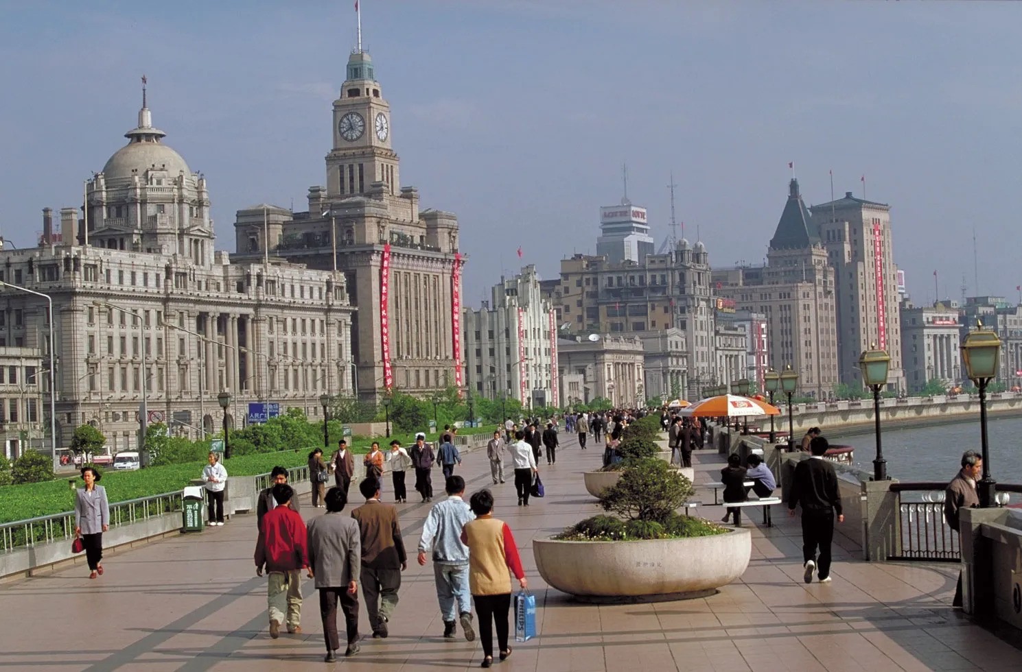 Pedestrians-Huangpu-River-China-Shanghai-ezgif.com-webp-to-jpg-converter.jpg